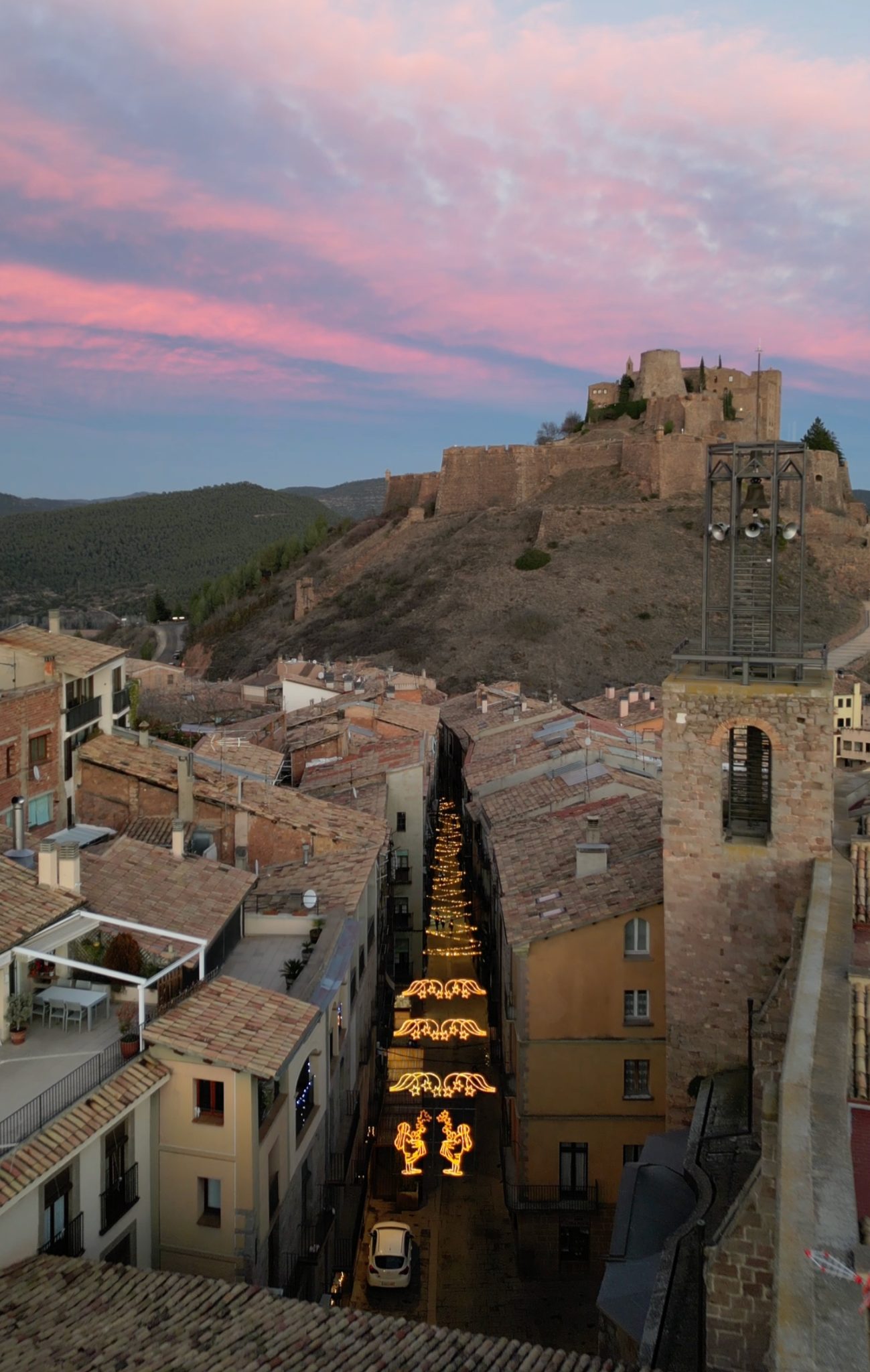 Vista del casco histórico de Cardona con el castillo al fondo